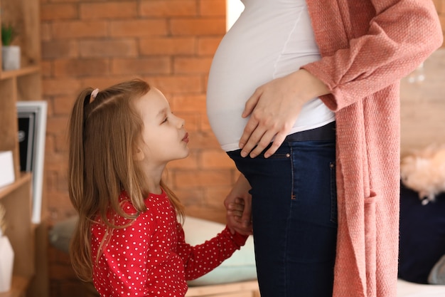 自宅で妊娠中の母親と少女