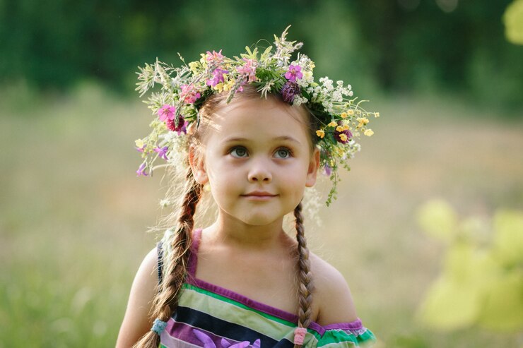 夏の野生の花の花輪の少女