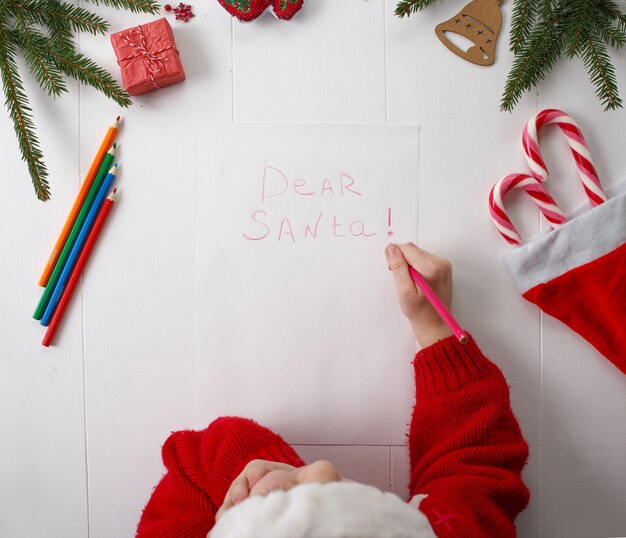 Foto una bambina scrive una lettera a babbo natale