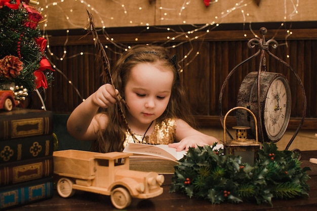 Foto la bambina scrive una lettera a babbo natale