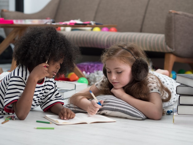 Photo little girl writing in living room