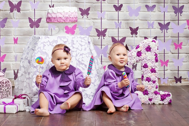 Bambine che festeggiano il loro primo compleanno