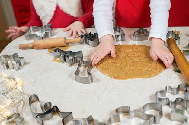 Bambine che tagliano solo le mani dei biscotti di pan di zenzero di natale