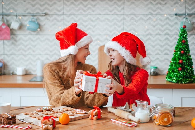 Маленькие девочки в украшенной кухне на рождество