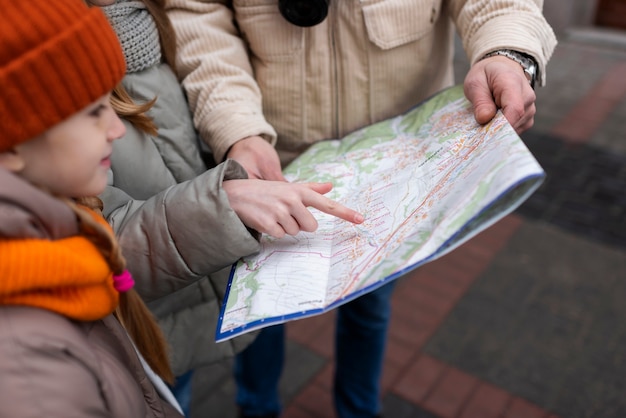 Foto bambine che si godono un viaggio durante le loro vacanze familiari