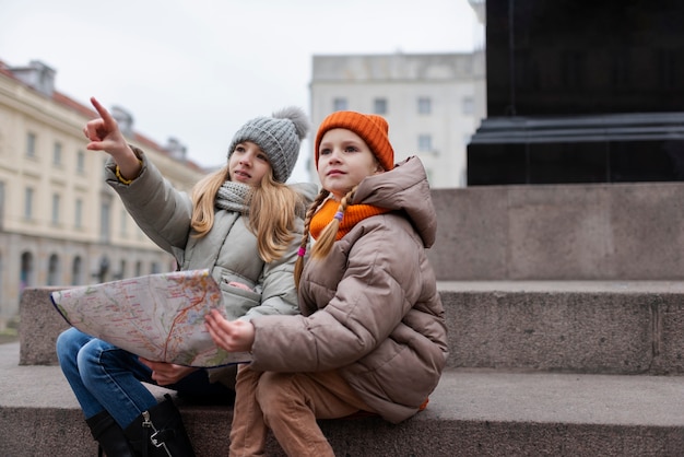 Photo little girls enjoying a trip on their familiar holidays