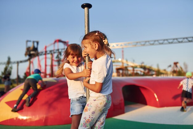 어린 소녀들은 낮에 어린이 놀이 공원에서 즐거운 시간을 보낸다