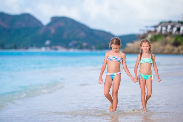 열 대 해변에서 휴가를 즐기는 재미 어린 소녀