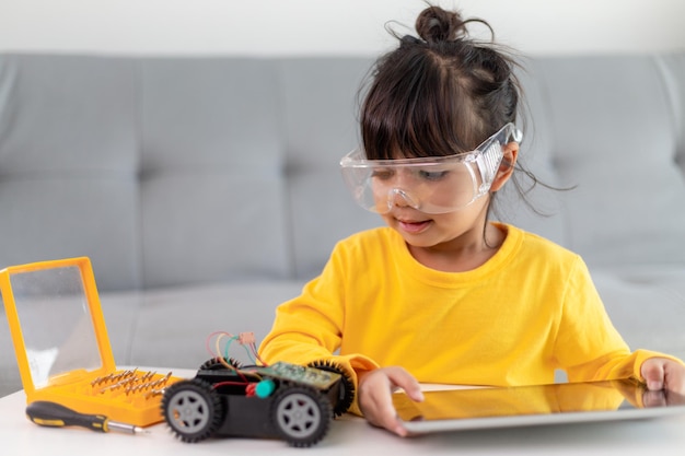 로봇 자동차를 코딩하는 워크샵에서 즐거운 시간을 보내는 어린 소녀들