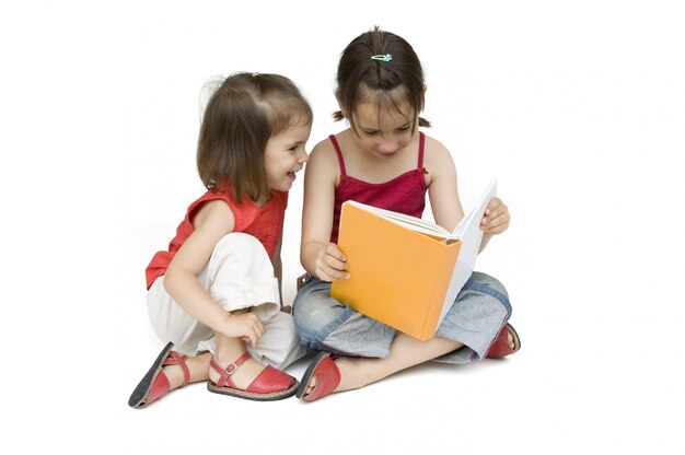 Foto bambine che leggono un libro isolato