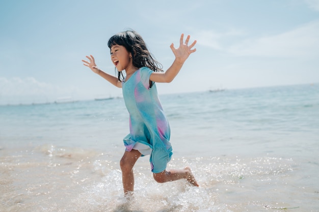 Le bambine corrono e ridono in spiaggia