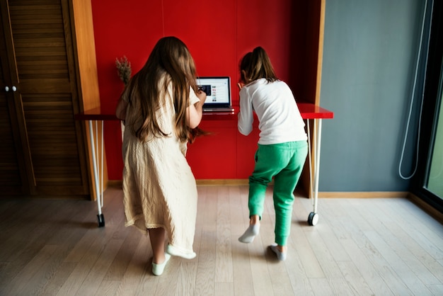 Foto bambine usando il portatile