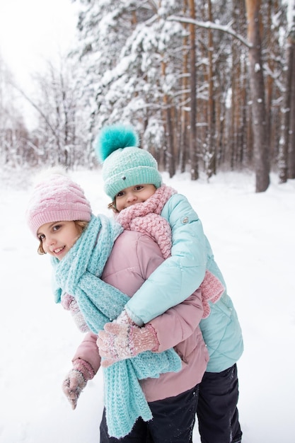 Foto bambine nel parco d'inverno