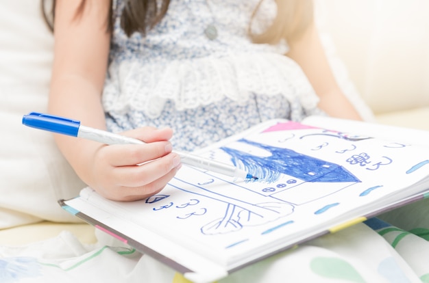 Фото Маленькая девочка рисунок рисунок с цветной ручкой