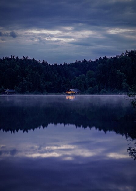 Фото Маленький домик у озера