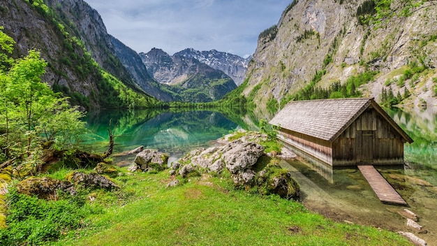 알프스 유럽의 Obersee 호수에 있는 작은 오두막