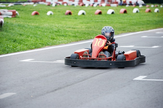 写真 トラック上の小さなカートレーサー