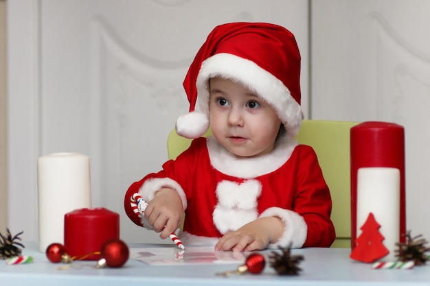 Il ragazzino sta scrivendo una lettera a babbo natale