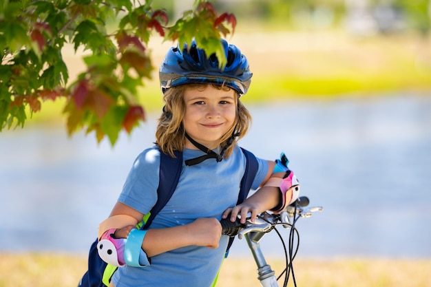 Фото Маленький мальчик катается на велосипеде в летнем парке