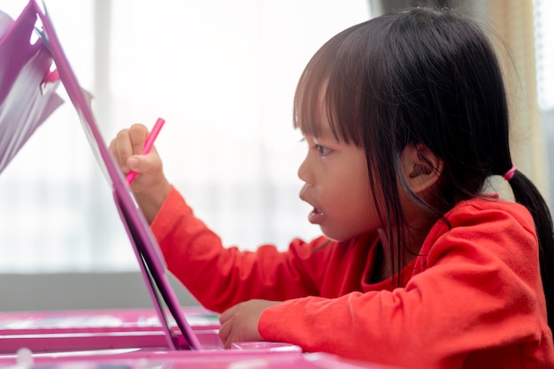 Маленькая девочка рисует дома развитие творчества