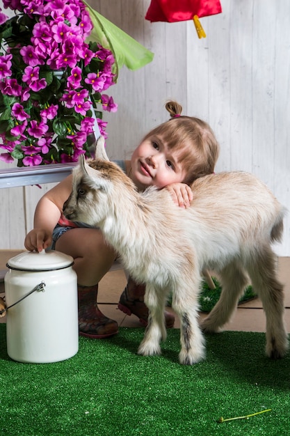 Фото Маленькие девочки играют с козами на сельскохозяйственных угодьях