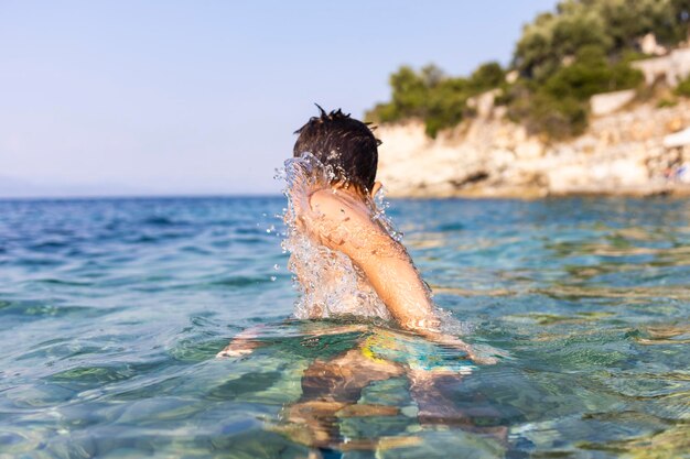 Foto ragazzino che si diverte in mare