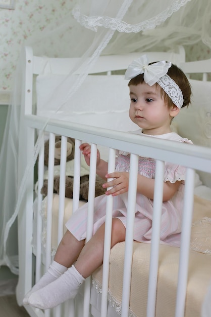 Photo little kid sit in cot