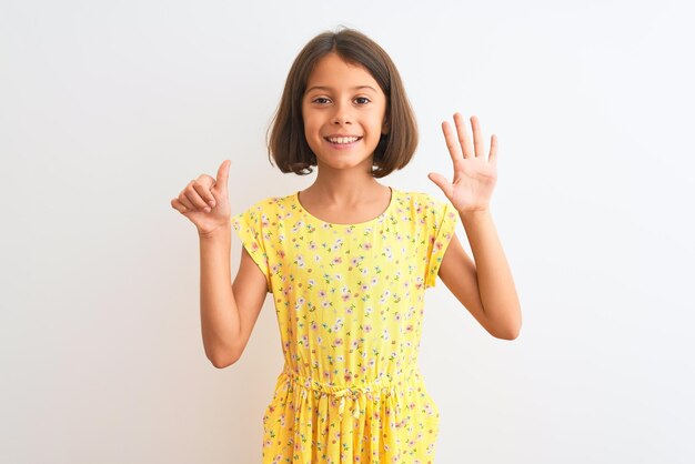 黄色いドレイスを着た小さな子供とメッセージで彼女の手を示す