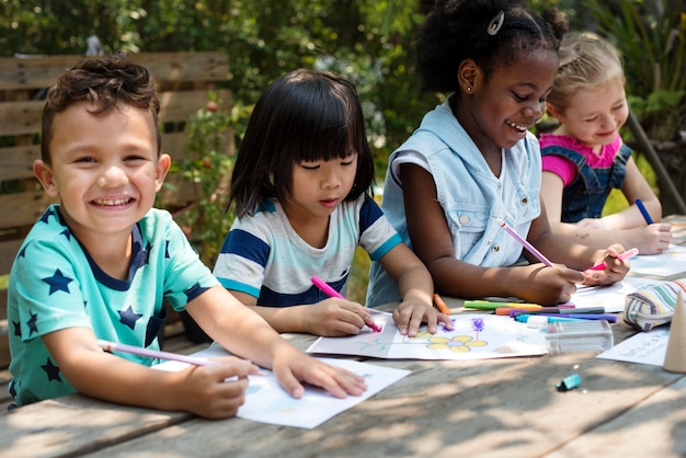 Photo little kids drawing painting art together