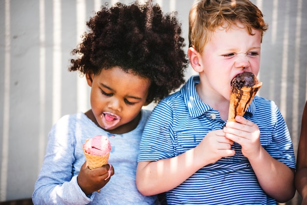 おいしいアイスクリームを食べる小さな子供たち