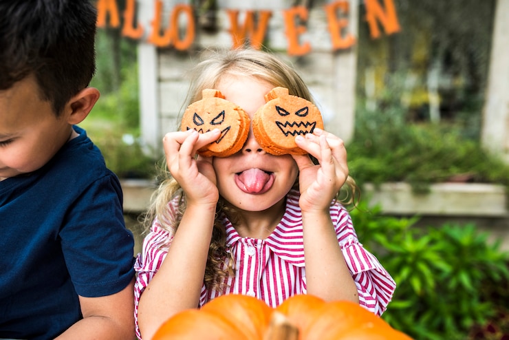 Photo little kids at halloween party