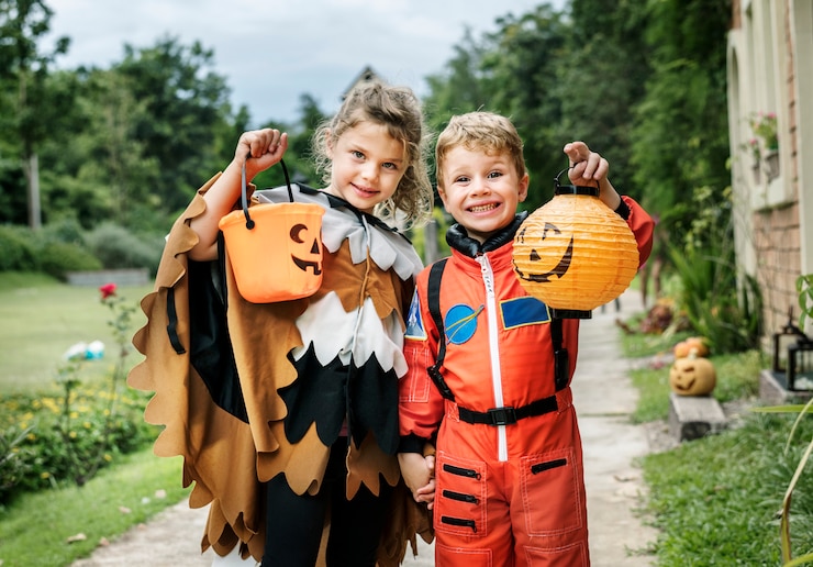 Photo little kids at halloween party