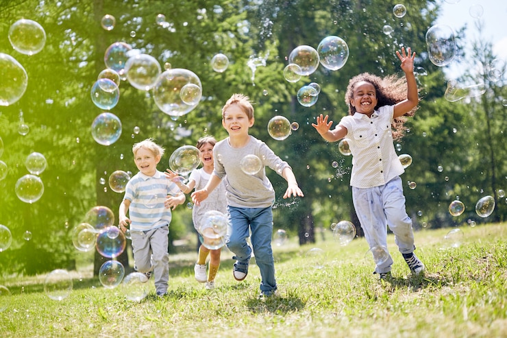 Photo little kids having fun outdoors