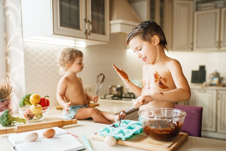 Photo little kids prepares pastry with melted chocolate.