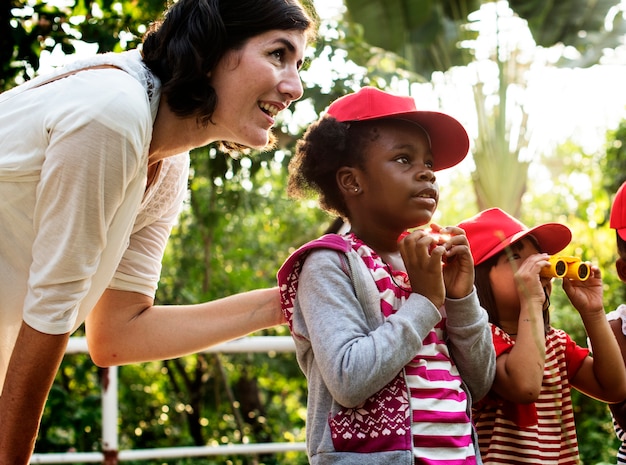 Photo little kids and teacher learning environment fieldtrip