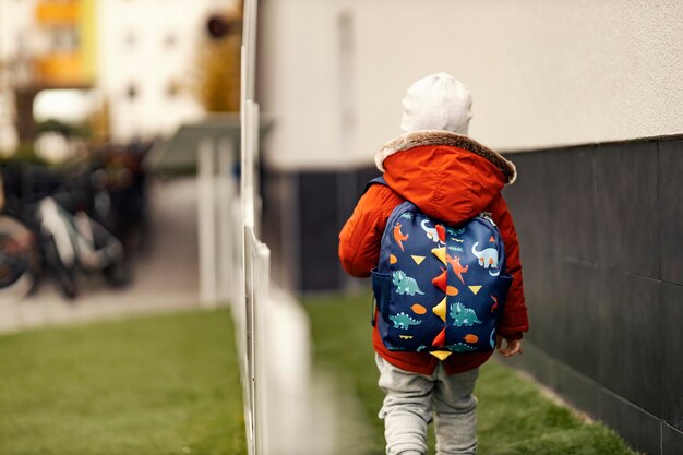 写真 背中にカバンを持った幼稚園児 学校のコンセプトに戻る