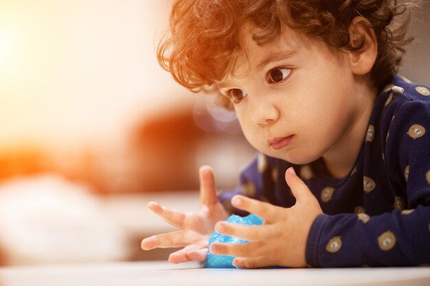 彼の部屋でスパムと遊ぶ変態少年