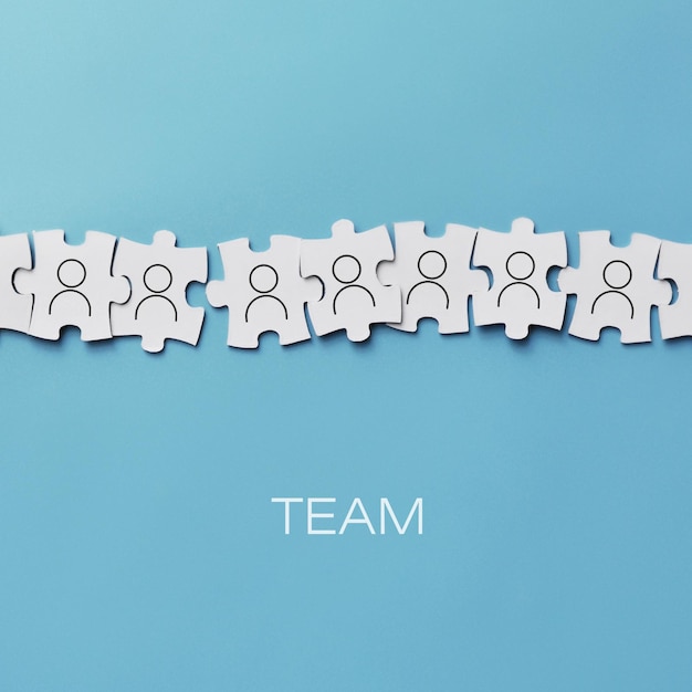 Photo little men on puzzles a symbol of teamwork or friendship