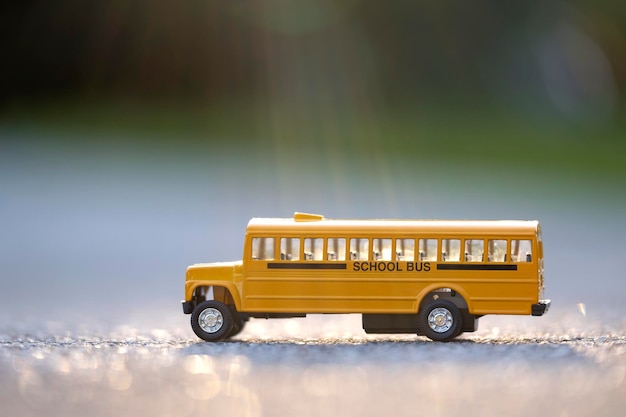 写真 アメリカの黄色のスクールバス屋外の小さなモデルアメリカの教育安全の概念