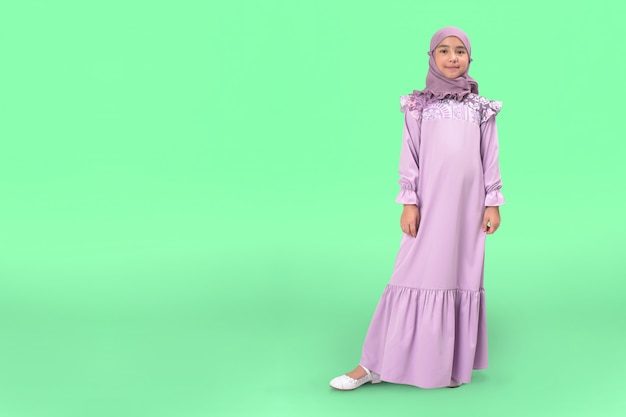 Foto bambina musulmana in abito viola