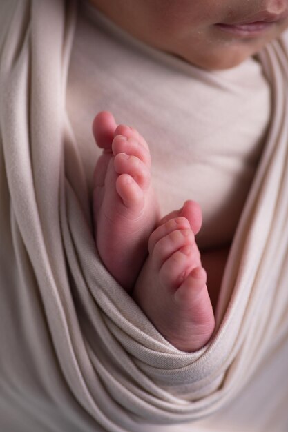 Foto fotografia di ritratti di piccoli piedi di neonati