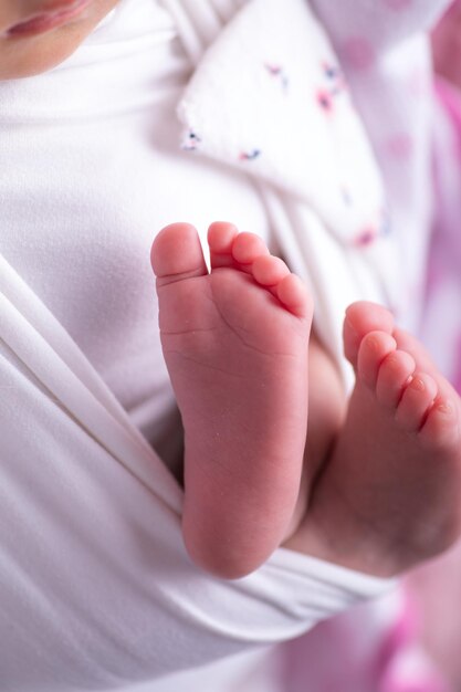 Foto fotografia di ritratti di piccoli piedi di neonati