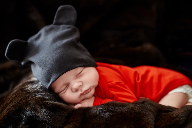 Photo little newborn baby is lying on couch. first days