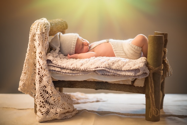 Photo little newborn sleeping baby lies on the skin