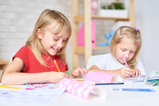 Piccoli partecipanti alla lezione di disegno