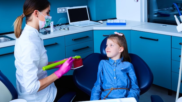 Маленький пациент в кабинете дантиста
