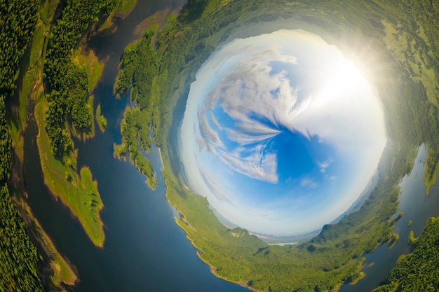 Foto piccolo pianeta sfera a 360 gradi vista dall'occhio degli uccelli vista panoramica sul serbatoio di mae chang al tramonto