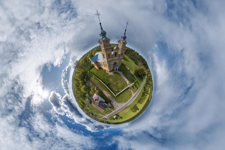 Фотография маленькая планетарная трансформация сферической панорамы 360 градусов с видом на церковь в центре глобуса в голубом небе сферический абстрактный взгляд с воздуха с кривизной пространства
