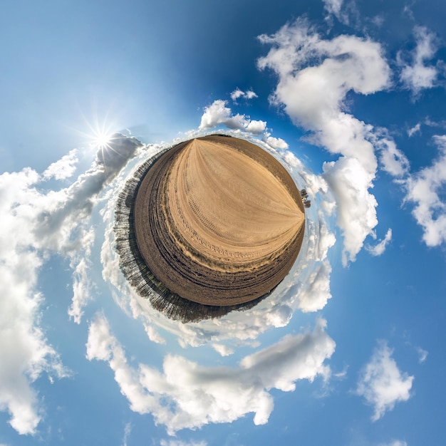 구형 파노라마의 작은 행성 변형 360도 멋진 아름다운 구름과 공간의 곡률이 있는 분야의 구형 추상 조감도