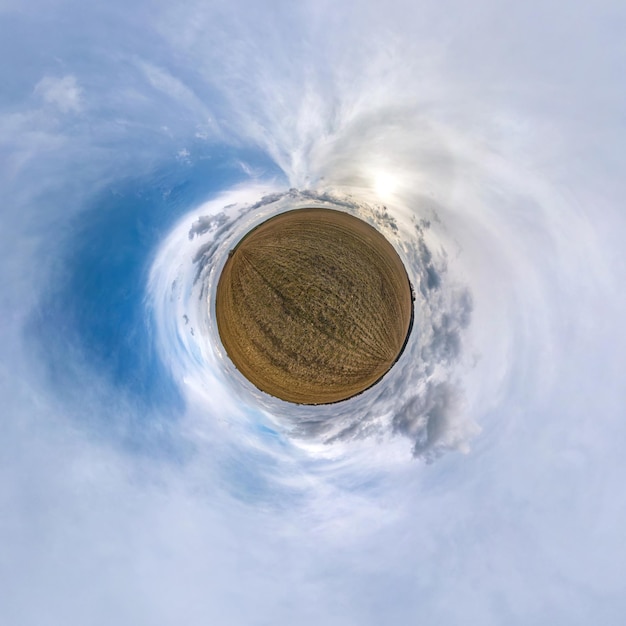 球形のパノラマの小さな惑星の変形360度素晴らしい美しい雲のあるフィールドでの球形の抽象的な空中写真宇宙の曲率